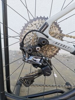 Giant Revolt Advanced 1 - 8