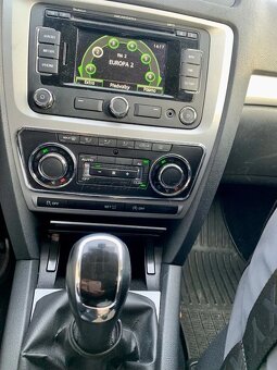 Škoda Octávia Combi 1,6 77 kW, 2012 rok - 8