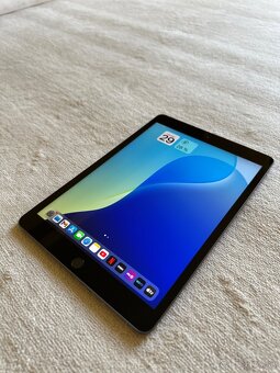 iPad 8. generácie (32GB, WiFi) + Klávesnica Logitech Combo - 8