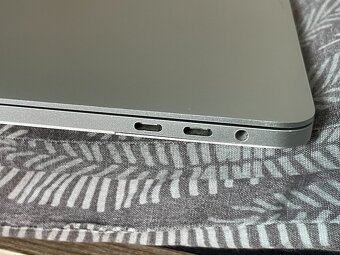 MacBook Pro 2018 15", 16GB RAM, 256GB SSD - 8