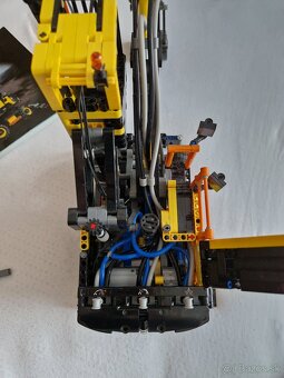 LEGO Technic 42053 Volvo EW160E - 8