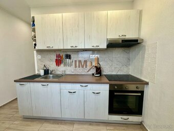 NA PREDAJ VEĽKÝ KOMPLETNE ZREKONŠTRUOVANÝ 2i BYT S LOGGIOU - 8