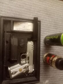 Plynová airsoftová zbraň - 8