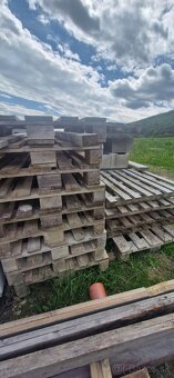 Predám plastové dištančky, kovových hadov, dlažbu a palety - 8