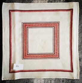 Háčkovaná dečka a vyšívané obrusy. - 8