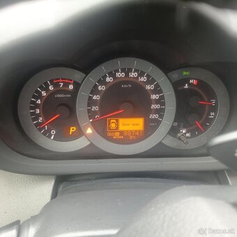 Predám Toyota RAV4 2,0 benzín 116kw 4x4 , biela perleť - 8