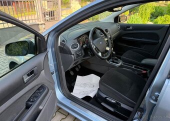 Ford Focus 1,6i Ghia Tažné Klima benzín manuál 74 kw - 8