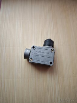 Koncový spínač HONEYWELL - 8