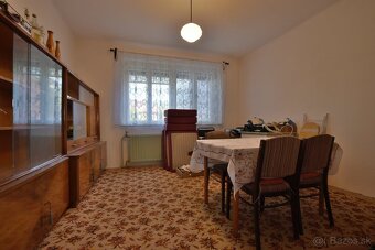 Ponúkame na predaj rodinný dom s garážou a veľkým pozemkom v - 8