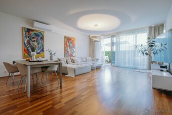 Nadčasová elegancia v srdci zelene - 8