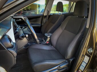 Toyota RAV4 2,2 D-4D 110kW 4WD (ťažné, park.kamera, keyless) - 8