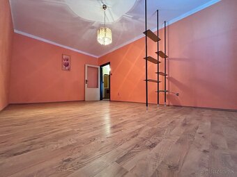 Predám veľkometrážny 3izbový byt s balkónom - 8