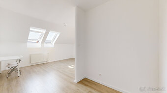 Prenájom podkrovný 1-izbový byt s parkovacím miestom - 8