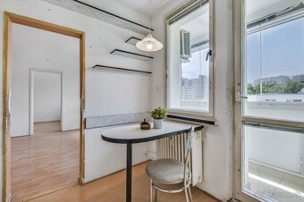 NA PREDAJ 2-IZBOVÝ BYT, PÔVODNÝ STAV, VEĽKÁ LOGGIA, KARLOVKA - 8