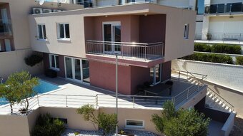 Vila s bazénom len 50 metrov od mora, pri Trogire Chorvátsko - 8