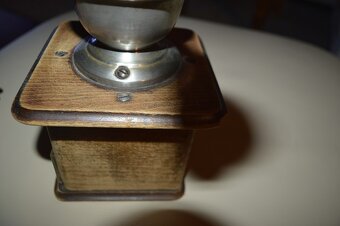 predam starozitny mlyncek na kavu - 8