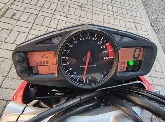Suzuki GSR 600 - 8