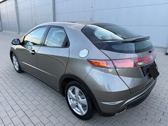 Honda Civic 1.8 Benzín Automat - 8