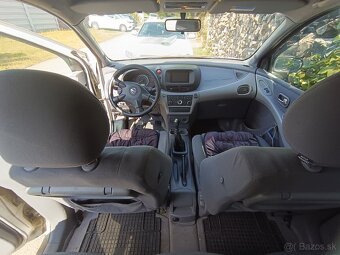 Nissan Almera Tino - 8