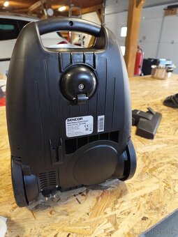 Predám bezvreckový vysavač Sencor SVC900  typ EUE3 - 8