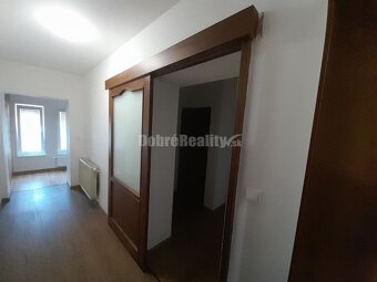 4 izbový Rodinný dom s bazénom neďaleko centra v Nových Zámk - 8