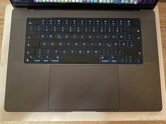 Predám macbook M3 pro MAX 1TB,36RAM,30CPU,14GPU,velkosť 16’ - 8