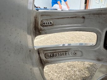 Audi originál elektróny aj s pneu r18 245/40 - 8