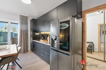 Moderný 4izbový mezanín s terasou a záhradou v srdci Rovinky - 8