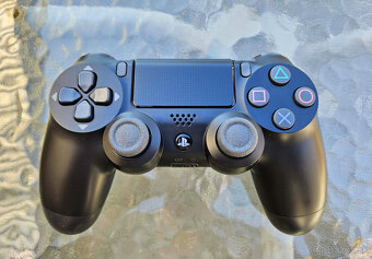 Predám PS4 Pro 1TB (CUH-7216B) TOP stav - 8