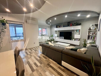 Na predaj pekný veľkometrážny 3 izbový byt s garážou na ul.  - 8