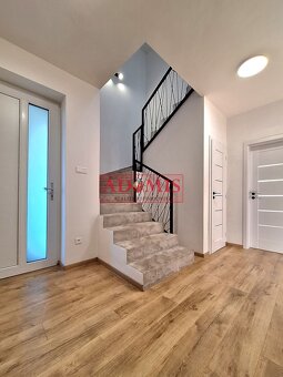 ADOMIS - predám moderný 5izbový RD v Košiciach, predzáhradka - 8