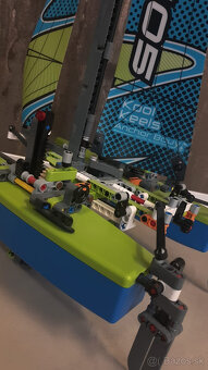 Lego Technic 42105 - Katamarán TOP stav - 8