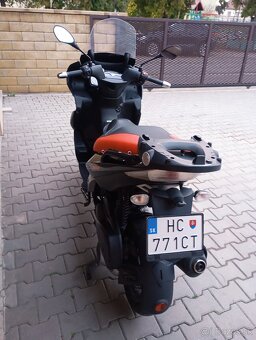 Aprilia SR Max 300 - 8