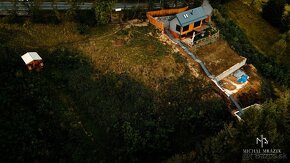 NOVÁ CENA Ponúkame Vám na predaj slnečný stavebný pozemok v - 8