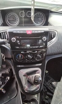Lancia Ypsilon 1.2 2013 Predám ZADNÝ NÁRAZNÍK, DVERE, MOTOR - 8