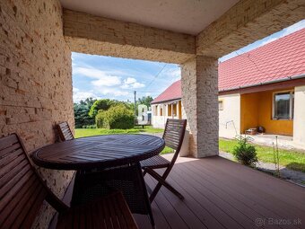 Ponuka rodinného domu s krásnym pozemkom a dvojgarážou - 8