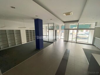 Na predaj pekná komerčná budova v centre mesta Lučenec - 8