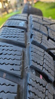 Predám zimné pneu Dunlop na diskoch Dezent R17 - 8