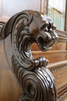 Starožitná neorenesanční knihovna s lavící - tlapy - 8