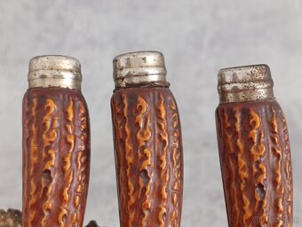 6 x malé nožíky v řadě na dřevéné podložce z břízy. - 8