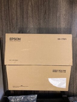 Projektor --- Laser ---- 240hz + Držiak na stenu. - 8