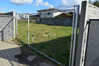 NA PREDAJ: zaujímavý stavebný pozemok 654m2 - Majcichov - 8