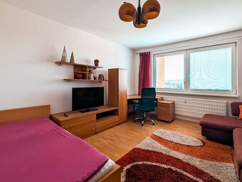 Väčší kompletne zariadený 3i byt v tichej štvrti s loggiou - 8