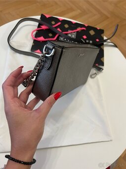 Strieborná crossbody DKNY kabelka - 8