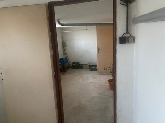 Dom Senohrade - predajom voľný, veľký pozemok, hosp. budovy - 8