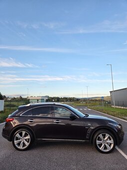 Infiniti QX70 S - 8