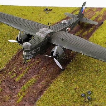 Predám AERO MB-200, plastikový model, mierka 1/72 - 8