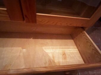 Drevenná vitrína - 8