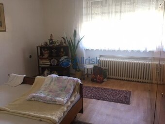 Rezervovaný  Starší zachovalý rodinný dom s garážou a teras - 8