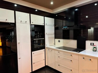 Predaj priestranného 4-izbového rodinného domu v stredomo - 8